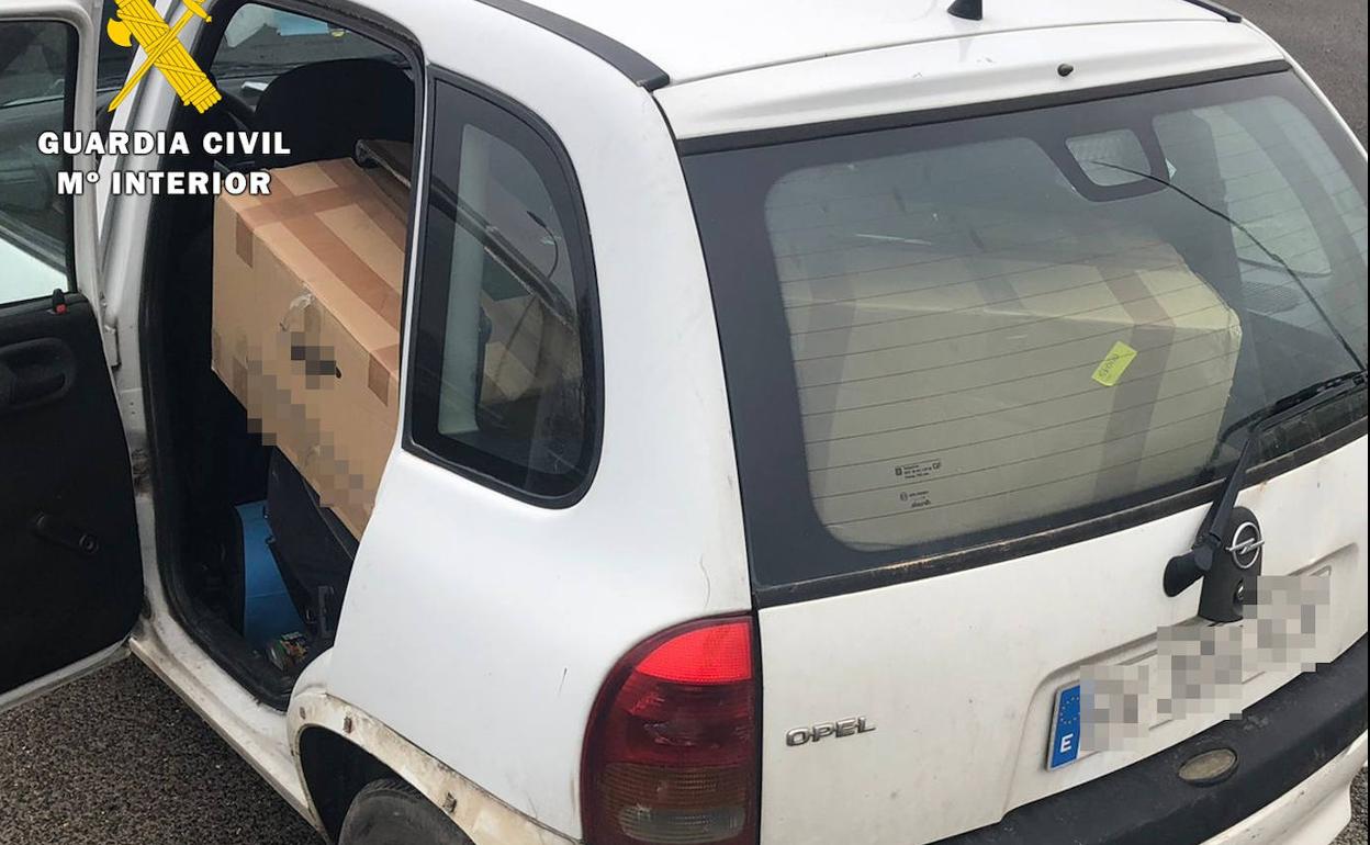 Las cajas donde viajaban las plantas ocupaban toda la parte trasera del coche. 