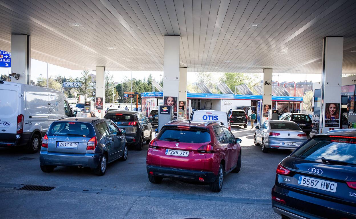 Colas de vehículos en las gasolineras el viernes, primer día con los descuentos en vigor.