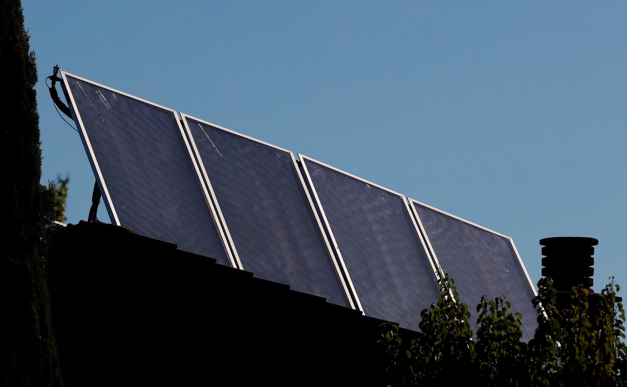 Paneles solares en un edificio residencial.