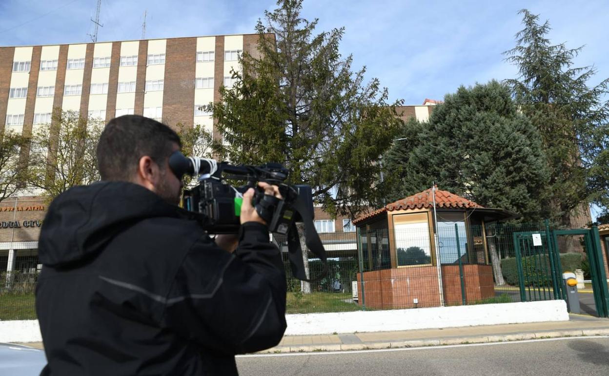 Un periodista graba la Comandancia en la que declaraba este jueves Óscar. 