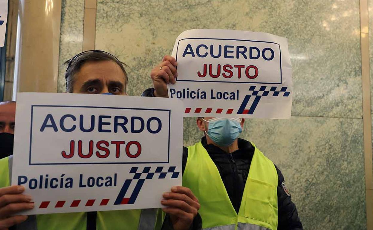 Los policías protestaron en un pleno en marzo.