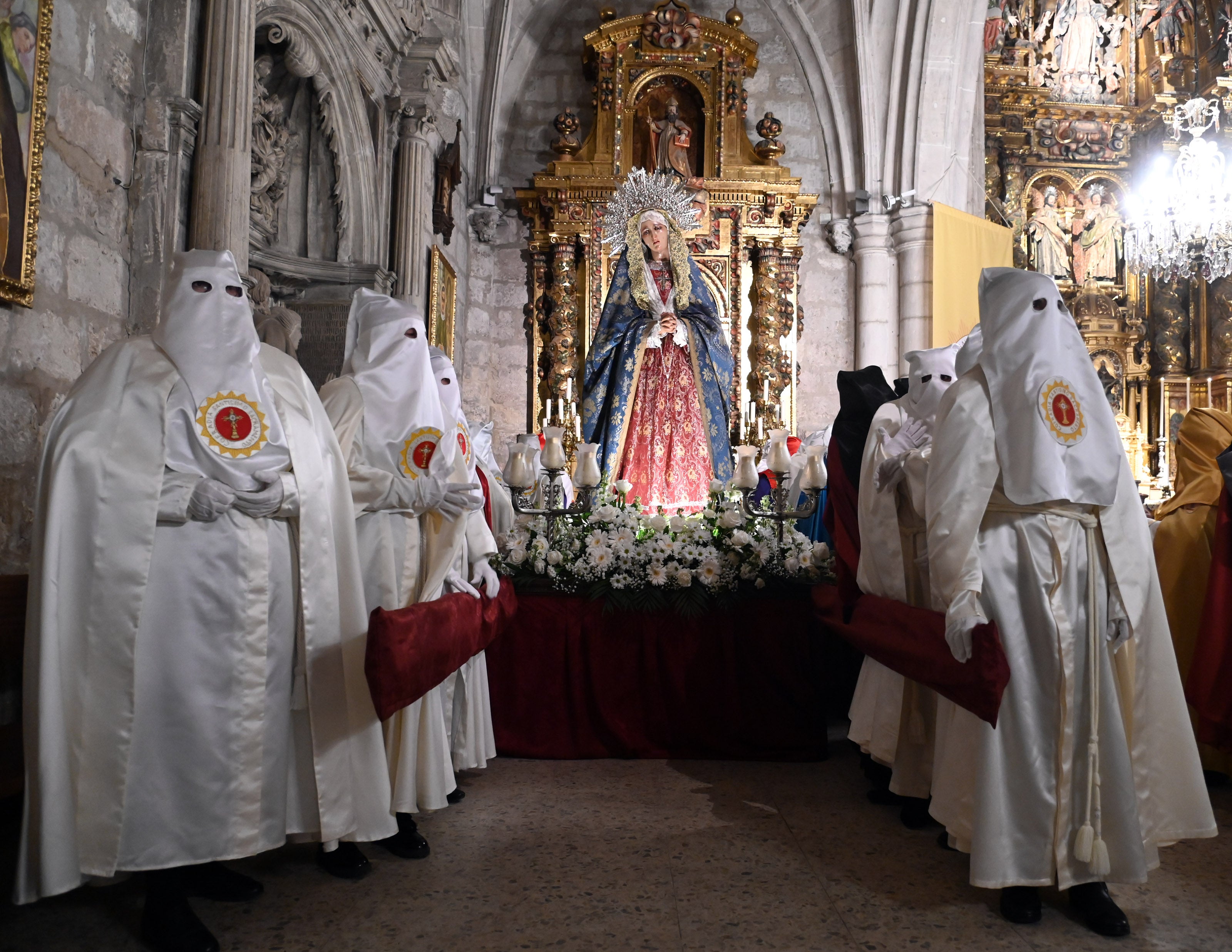 La Virgen de las Angustias saliendo de la iglesia.