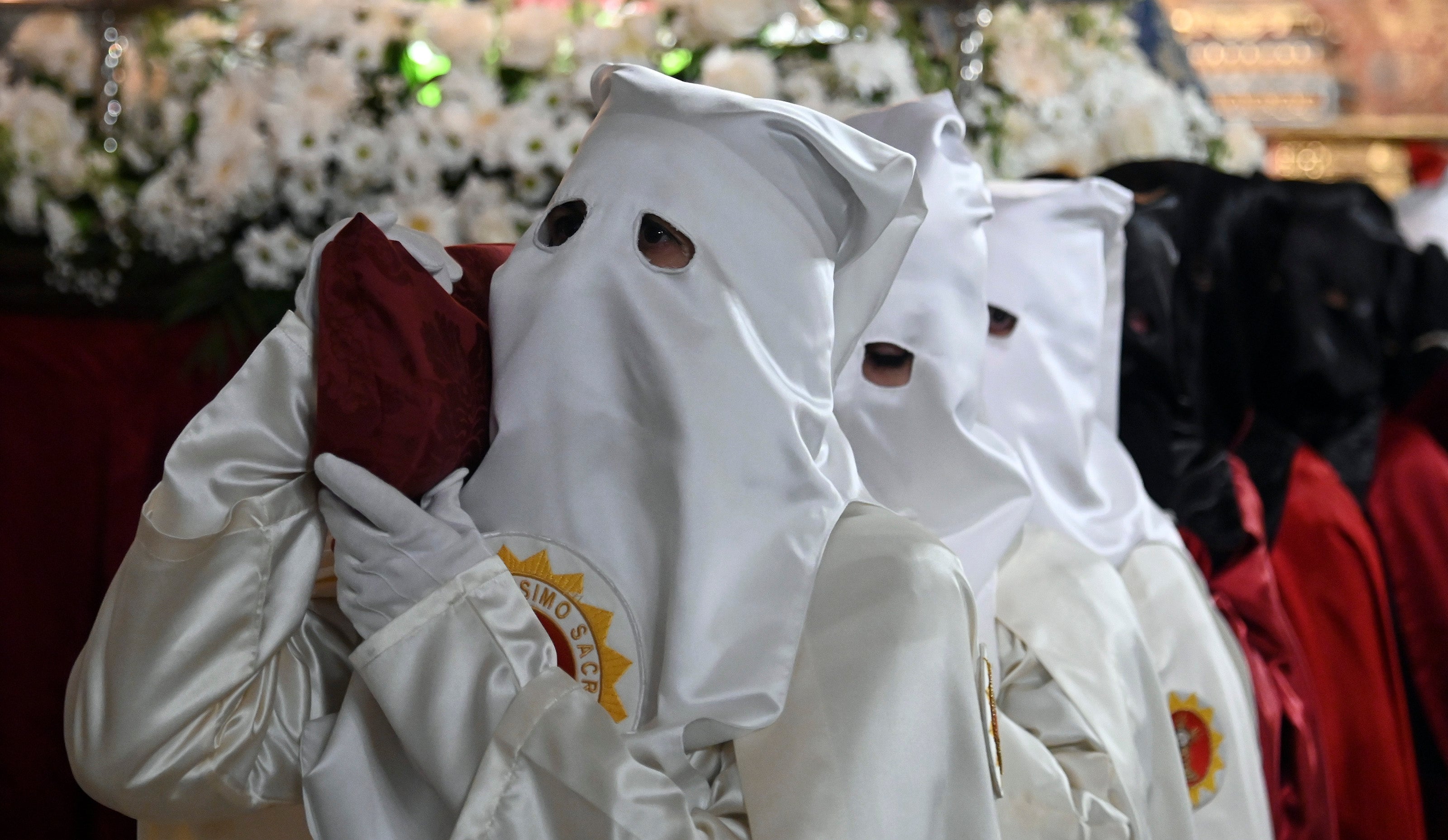 La Virgen de las Angustias saliendo de la iglesia.