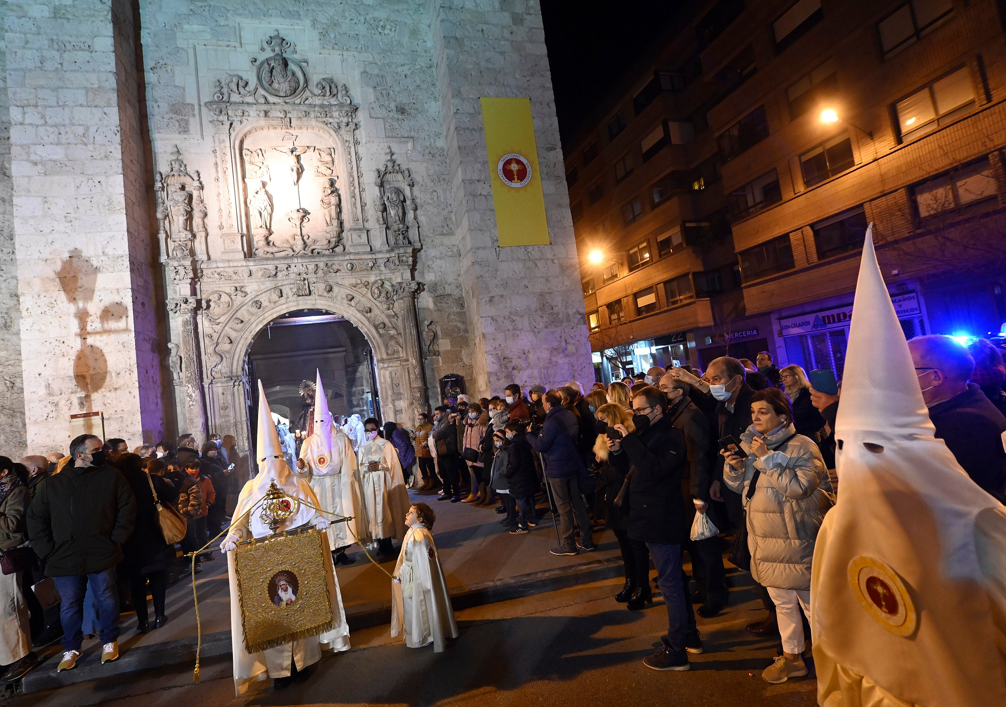 La Virgen de las Angustias saliendo de la iglesia.