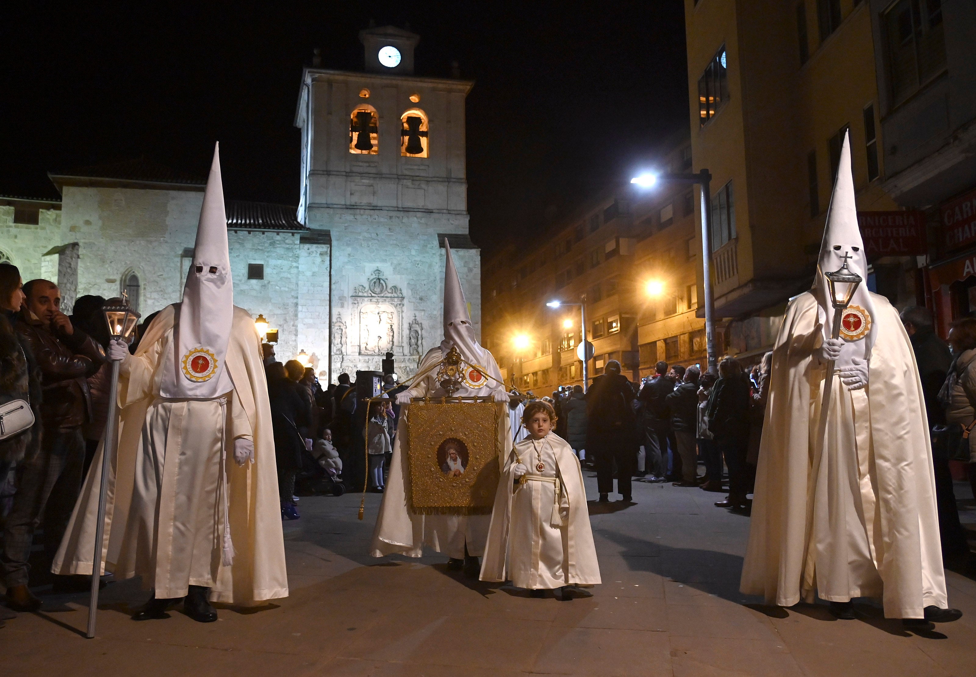 La Virgen de las Angustias saliendo de la iglesia.