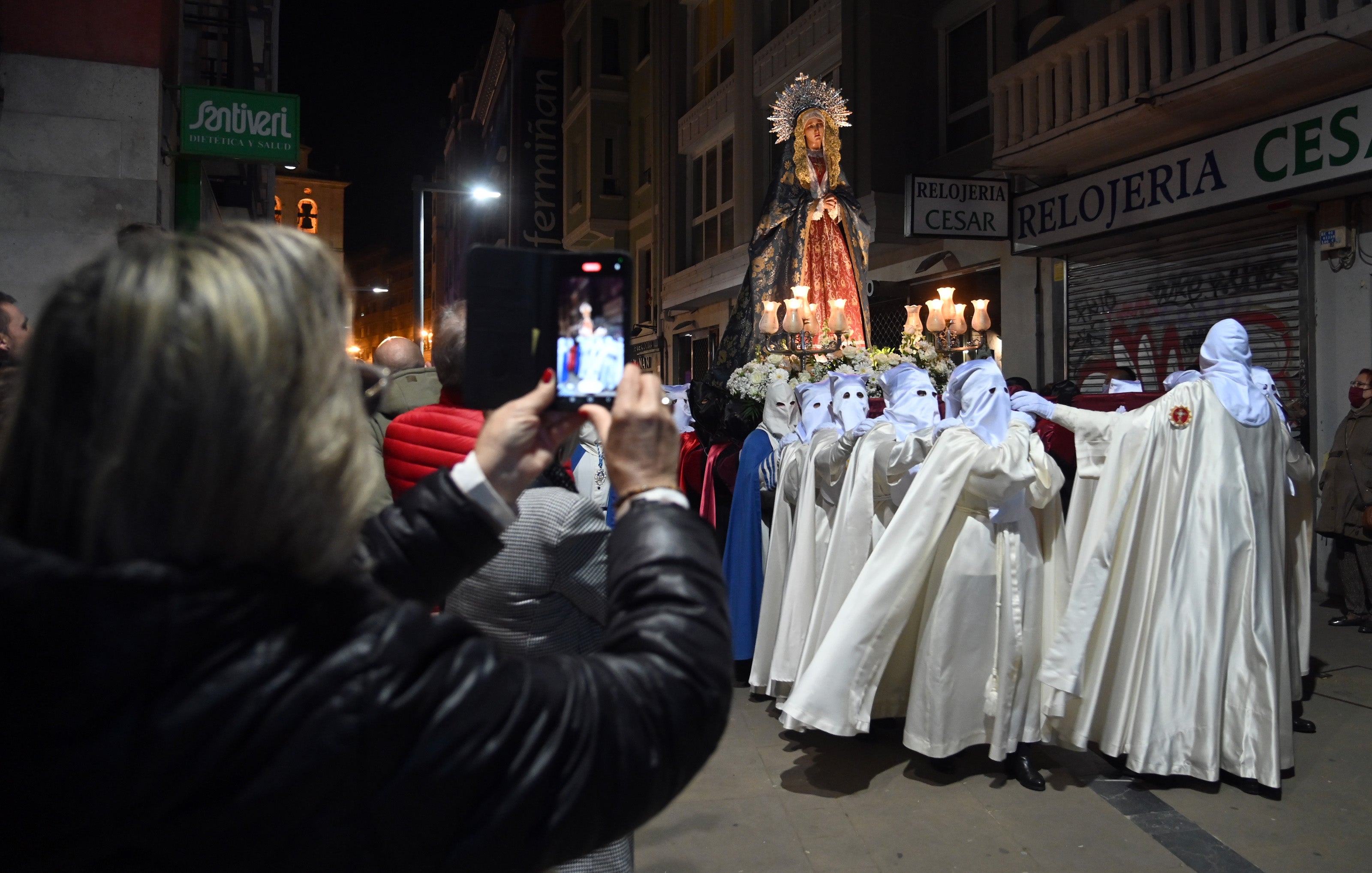 La Virgen de las Angustias saliendo de la iglesia.