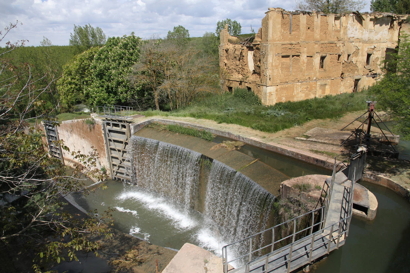 Antigua central electrica junto a las esclusas del Canal de Castilla, en la localidad de Calahorra de Rivas. 