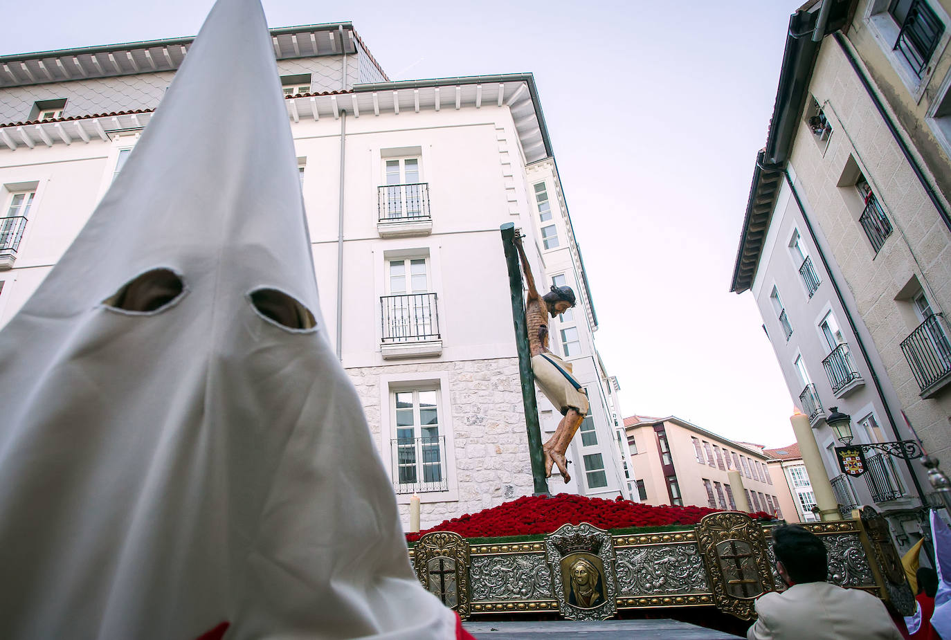 Fotos: El Santísimo Cristo recorre Burgos en vertical