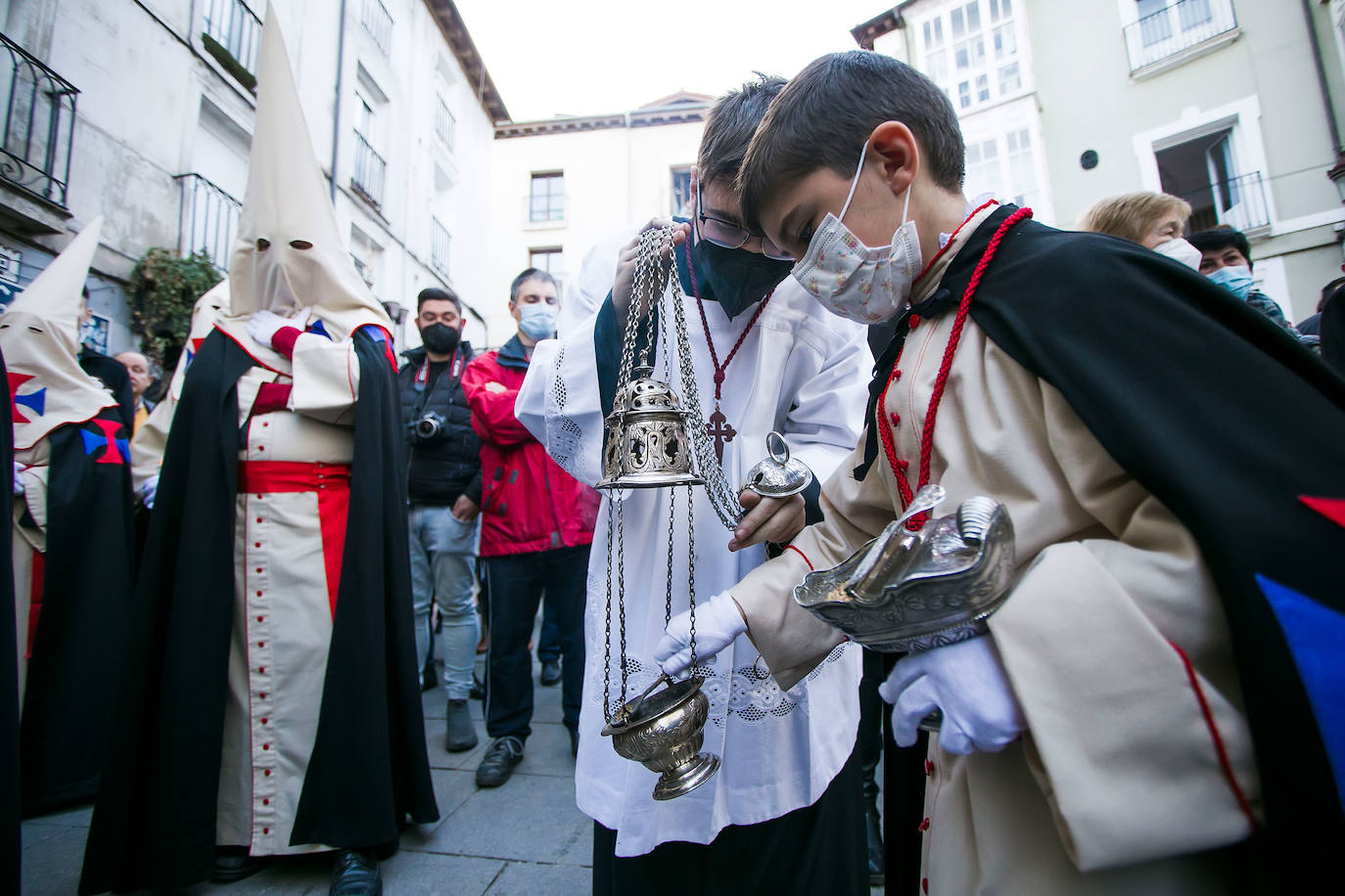 Fotos: El Santísimo Cristo recorre Burgos en vertical