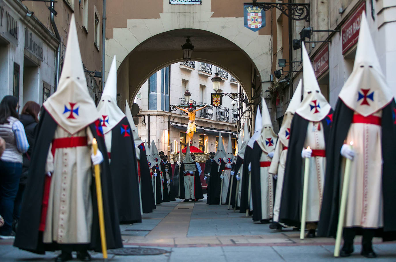 Fotos: El Santísimo Cristo recorre Burgos en vertical