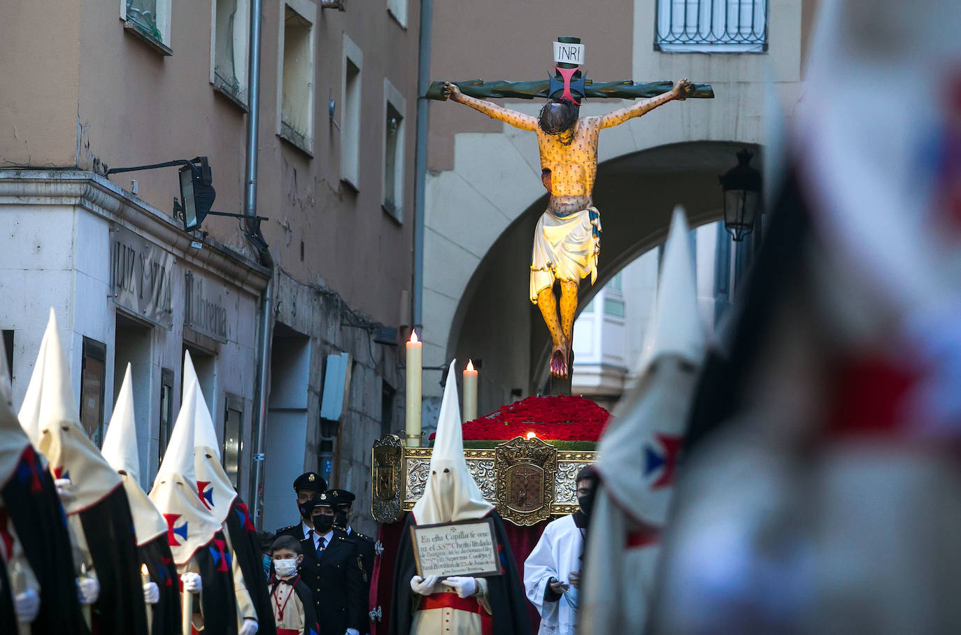 Fotos: El Santísimo Cristo recorre Burgos en vertical