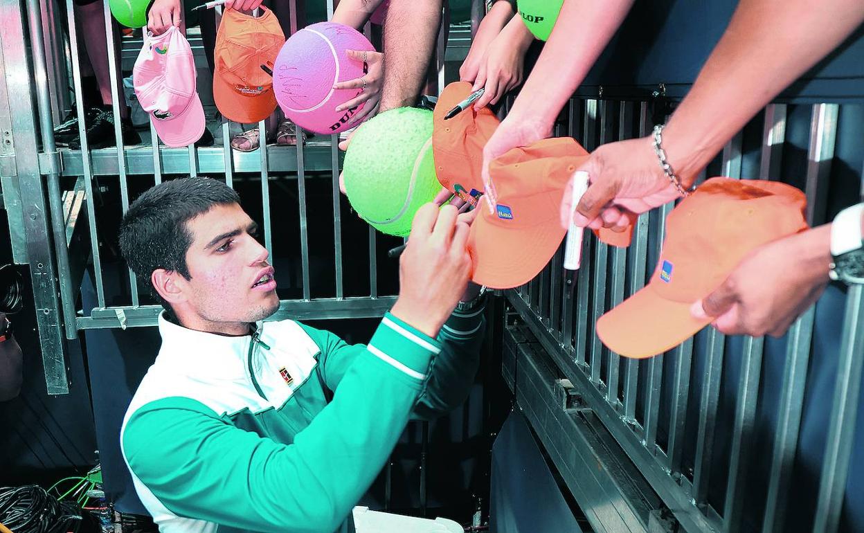 Carlos Alcaraz firma autógrafos tras ganar el pasado domingo la final de Miami.