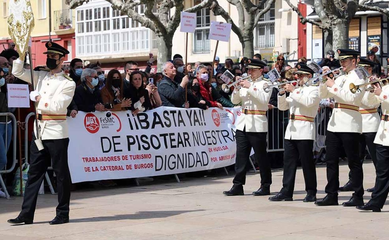 Protesta trabajadores Catedral en la procesión de La Borriquilla. 