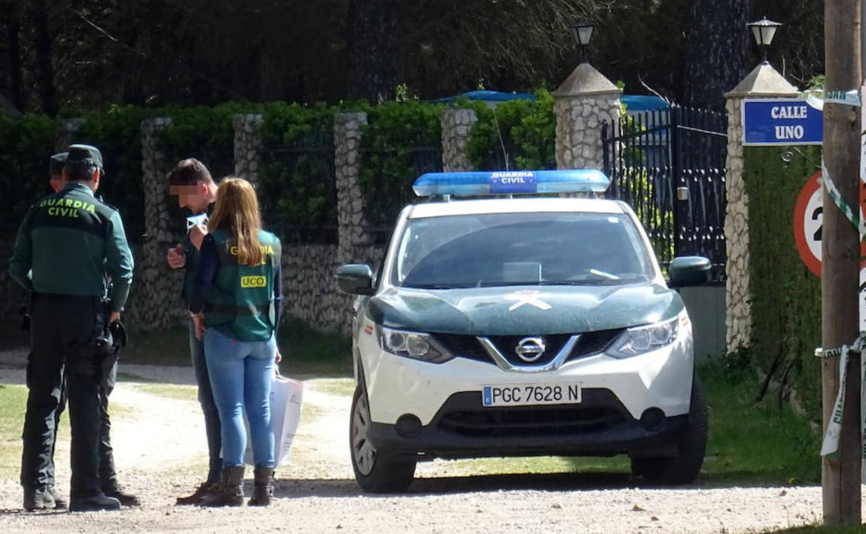 Agentes de la UCO, este lunes, durante el registro del chalé del sospechoso en Traspinedo.