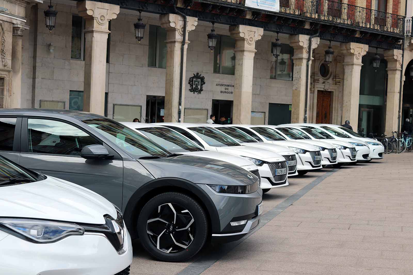 Fotos: El Ayuntamiento de Burgos estrena coches eléctricos