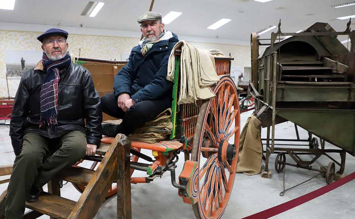 Carlos y Carmelo Alonso Maté en el museo Agrícola que han creado y se encuentra en Modúbar. 