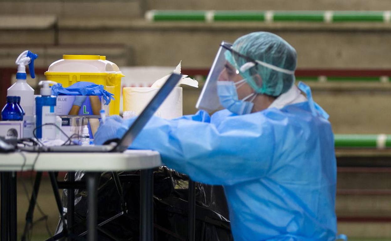 Un sanitario, durante la realización de un test de antígenos para detectar el coronavirus.