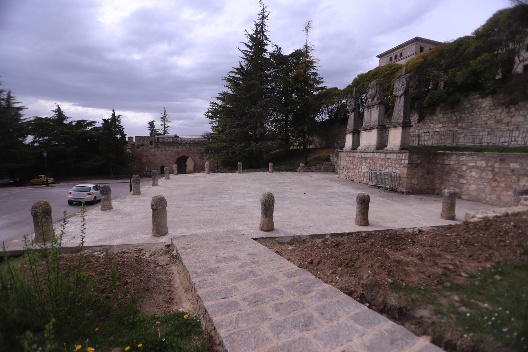 Junto al arco de San Martín y el Solar del Cid se localizaba una sinagoga. 