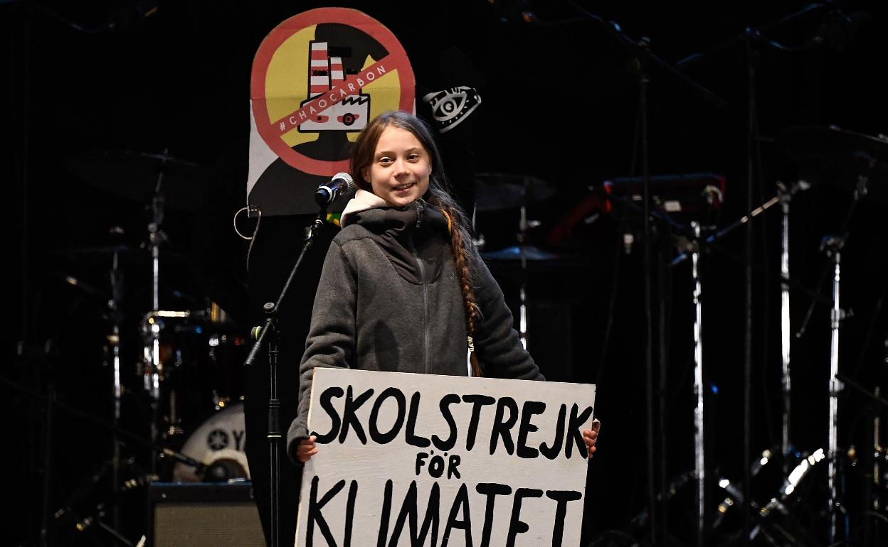 Greta Thunderg, con su histórica pancarta, en una protesta en Madrid, en 2019. 