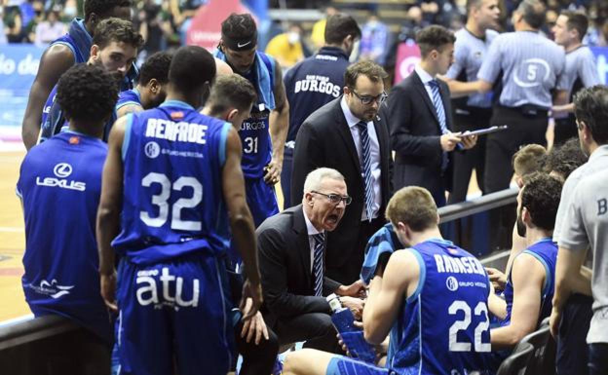 Paco Olmos da indicaciones a sus jugadores, durante una pausa del encuentro. 