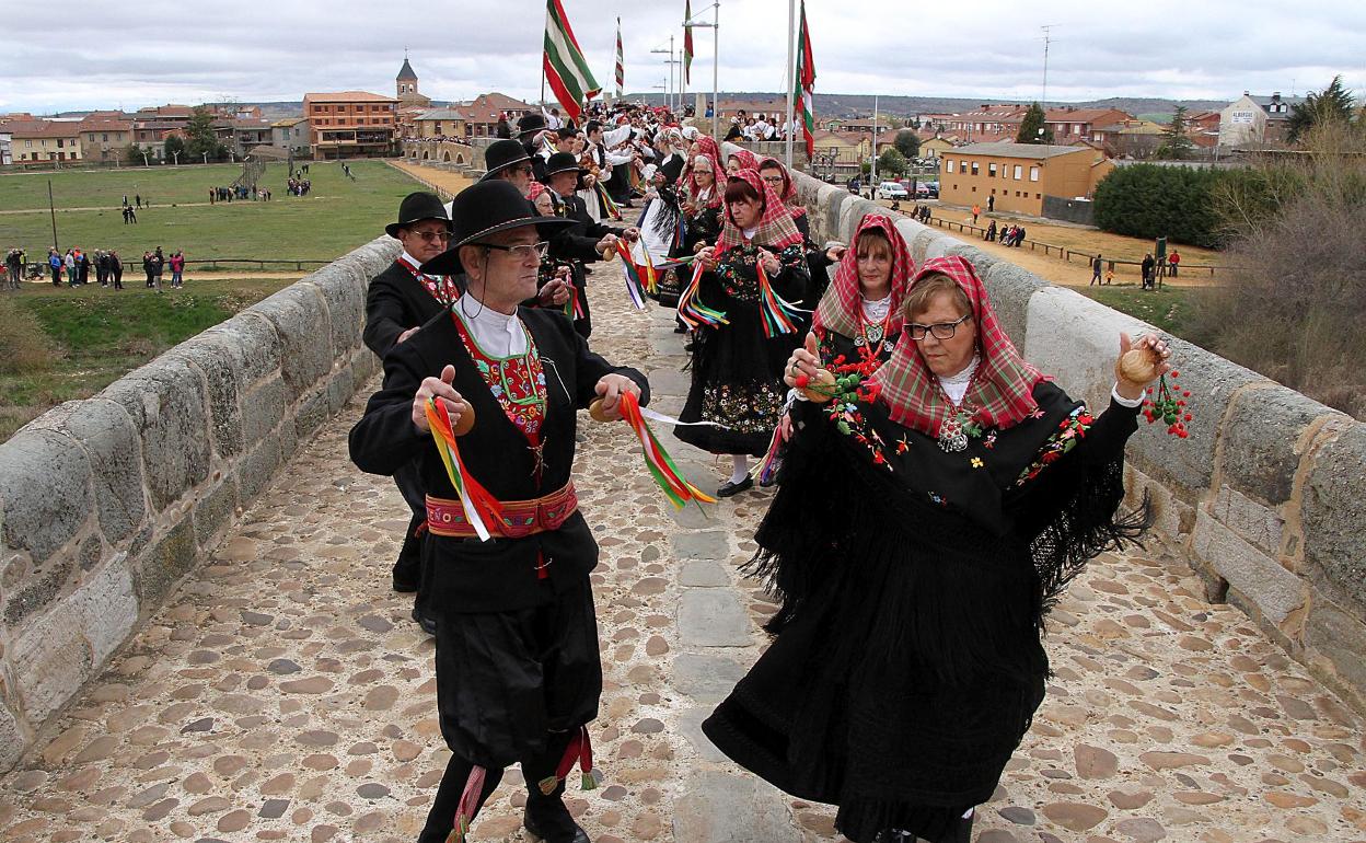 Concentración de bailadores de jotas leoneses y zamoranos en el puente de Hospital de órbigo. 