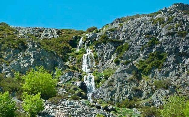 Una pareja cae diez metros en la Cascada de los Chorrones de Valmala