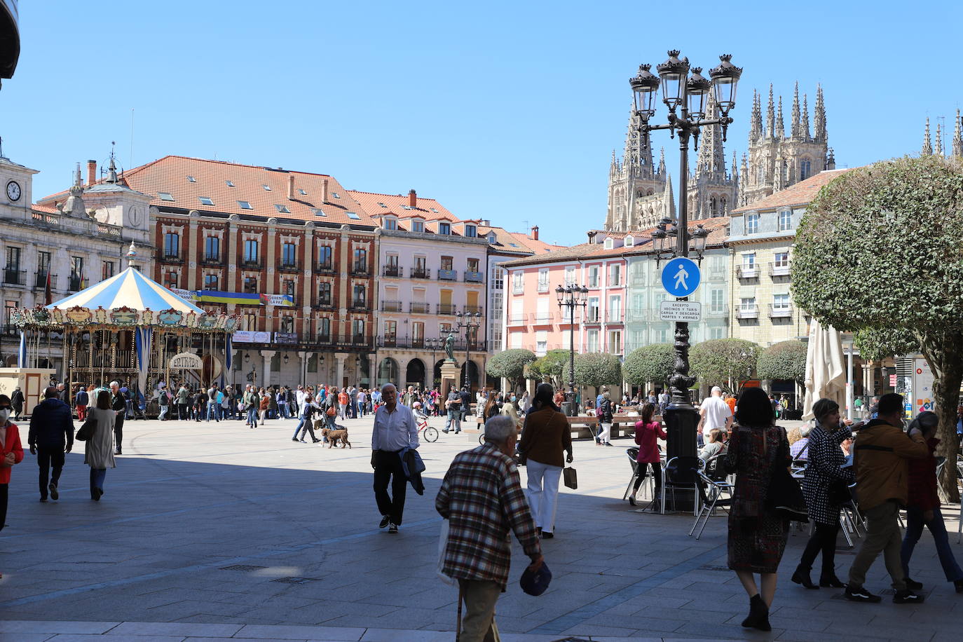 Burgaleses y turistas han disfrutado del sol y las terrazas este sábado en Burgos