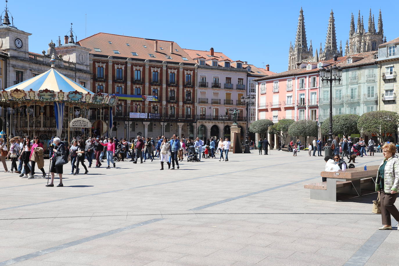 Burgaleses y turistas han disfrutado del sol y las terrazas este sábado en Burgos