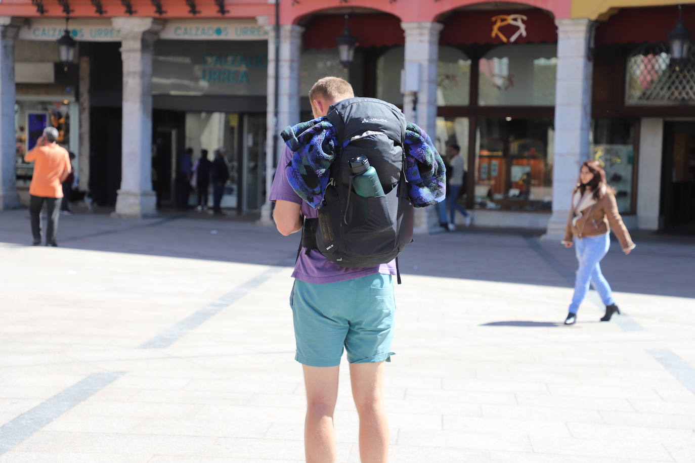 Burgaleses y turistas han disfrutado del sol y las terrazas este sábado en Burgos