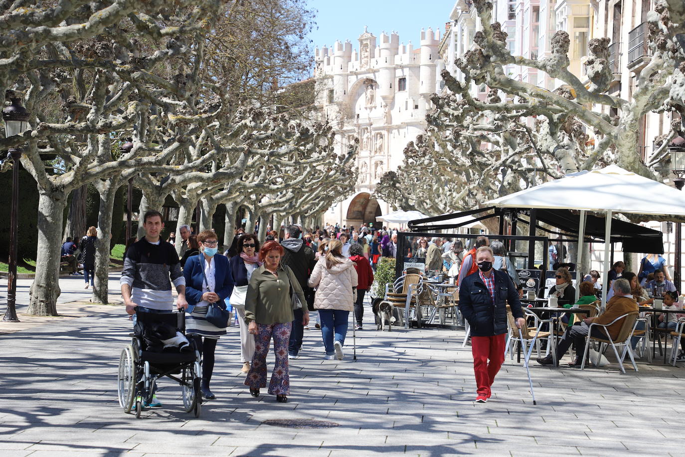 Burgaleses y turistas han disfrutado del sol y las terrazas este sábado en Burgos