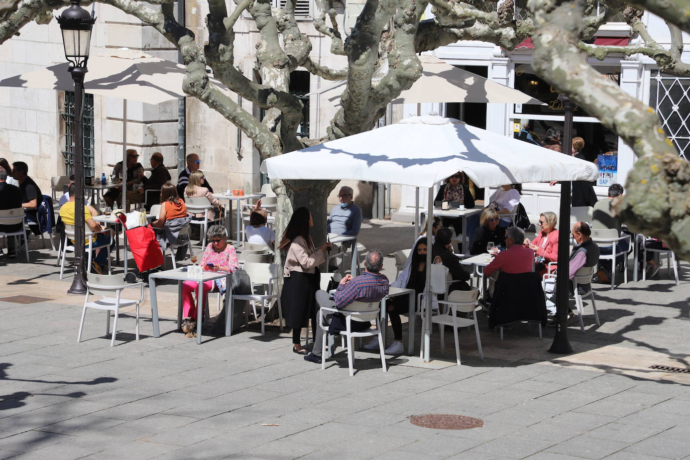 Burgaleses y turistas han disfrutado del sol y las terrazas este sábado en Burgos