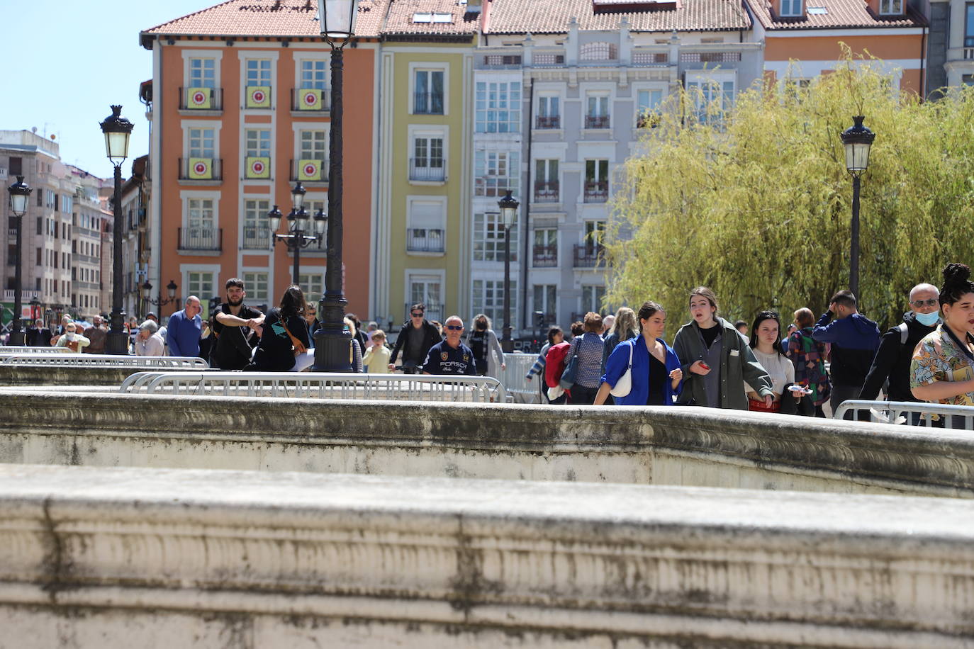 Burgaleses y turistas han disfrutado del sol y las terrazas este sábado en Burgos