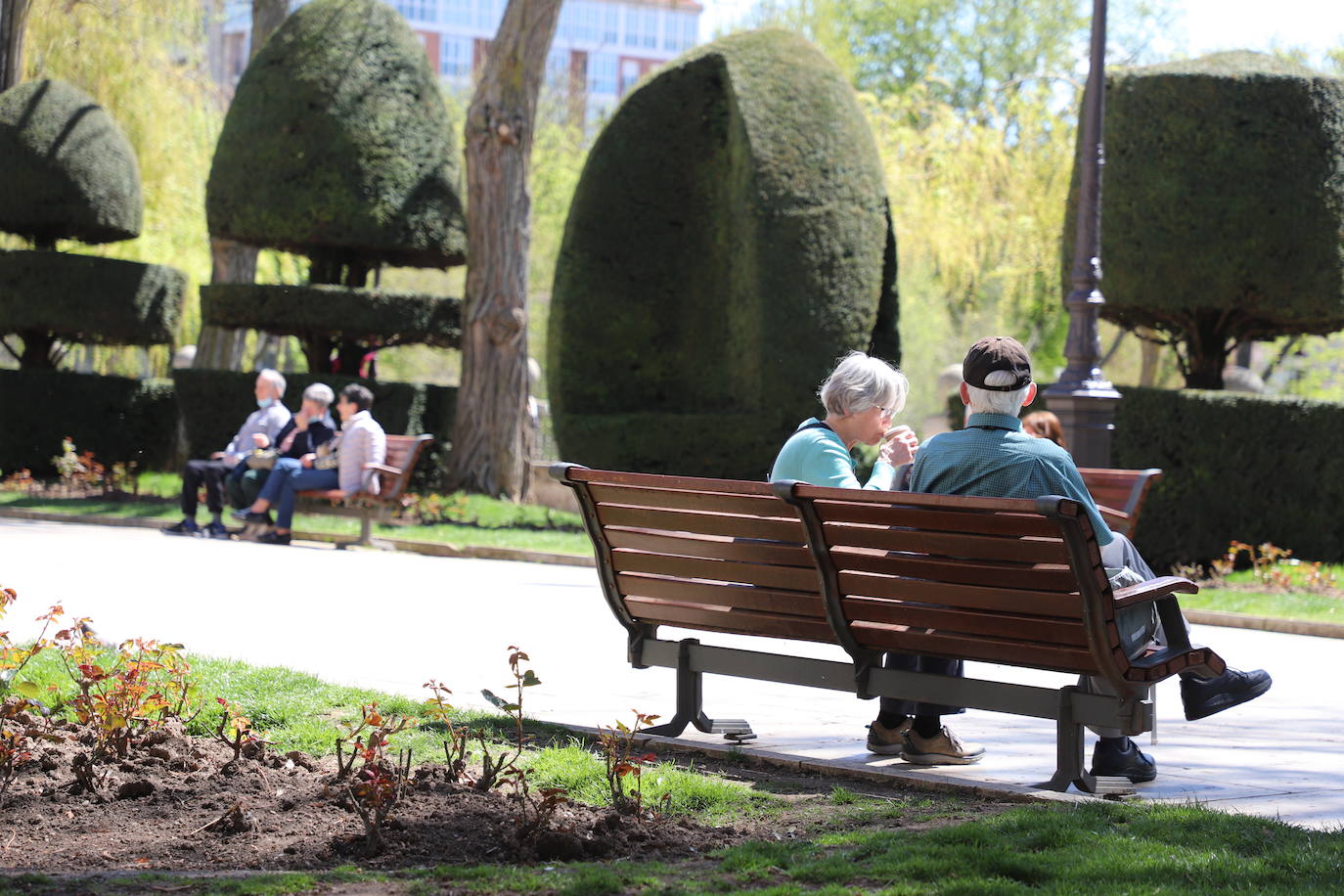 Burgaleses y turistas han disfrutado del sol y las terrazas este sábado en Burgos