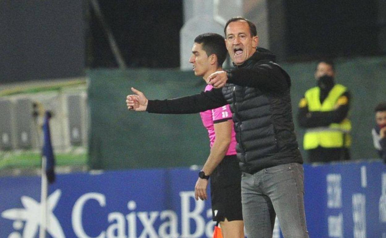 Joseba Etxebarria da instrucciones durante el encuentro ante el Amorebieta en Lezama