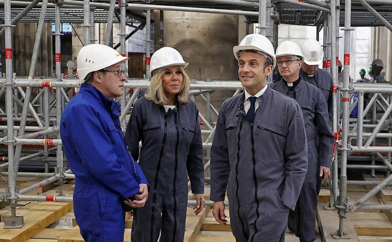 El presidente Emmanuel Macron visita las obras junto a su esposa Brigitte y el obispo Patrick Chauvet.