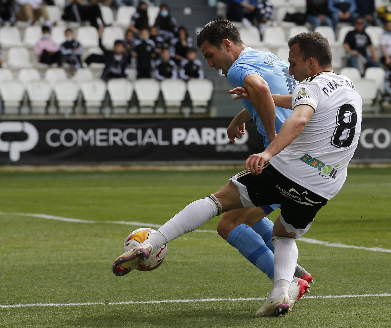 Fotos: El Burgos sigue itatable en el fortín de El Plantío