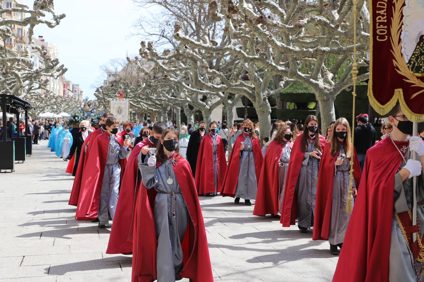 Las jotas, los tambores y las campanillas han acompañado a los cofrades descubiertos en el Domingo de Resurrección en Burgos