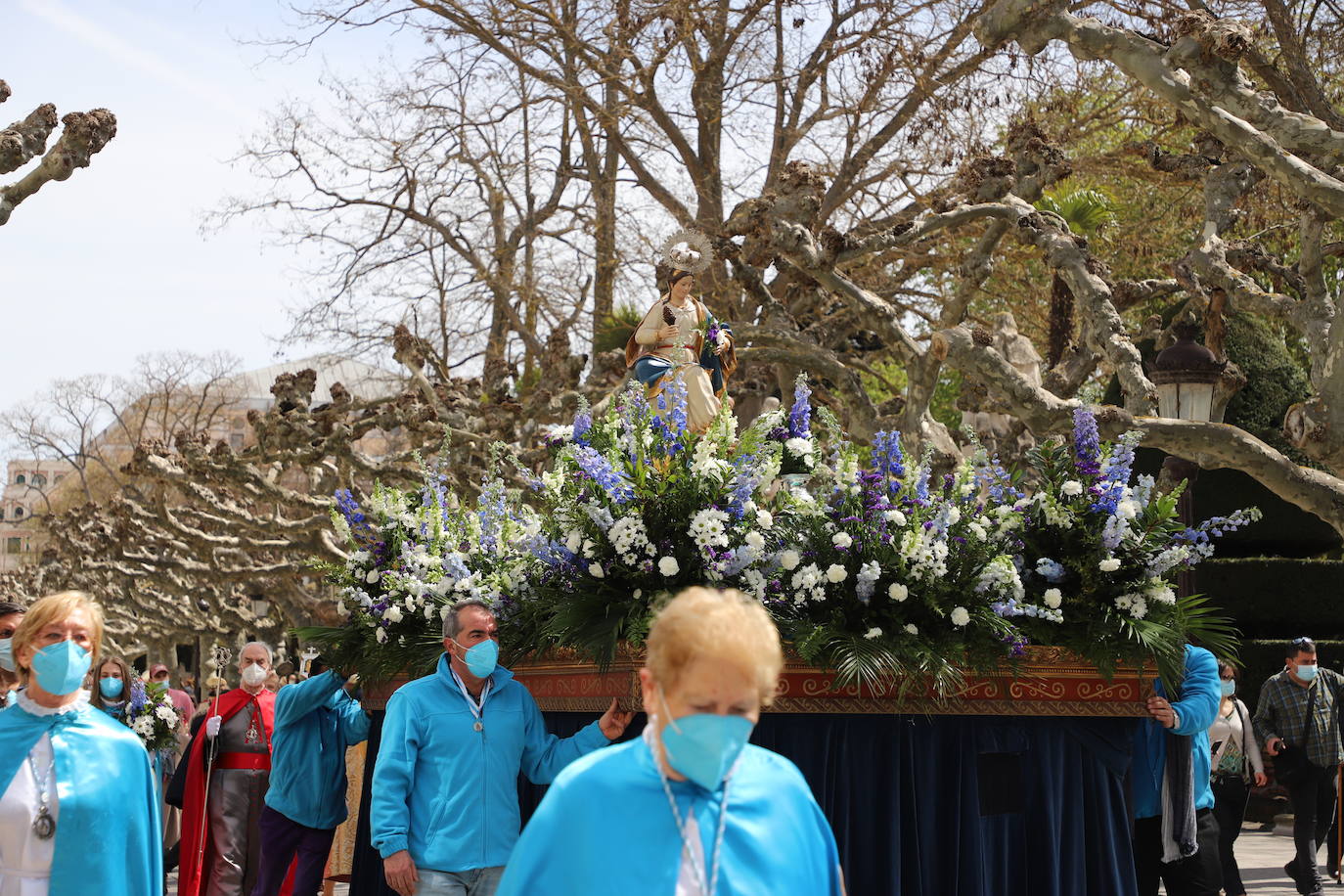 Las jotas, los tambores y las campanillas han acompañado a los cofrades descubiertos en el Domingo de Resurrección en Burgos