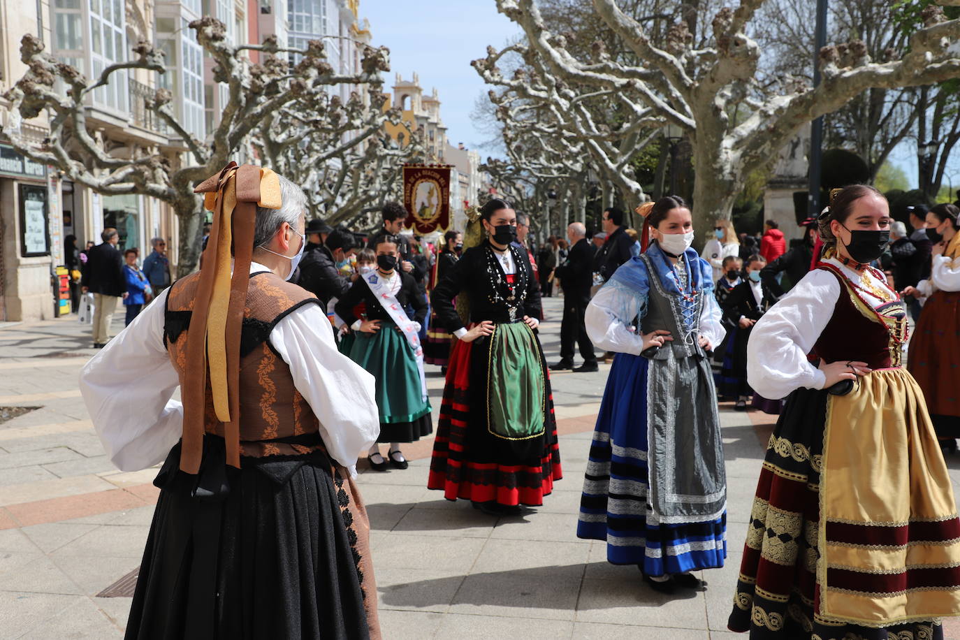 Las jotas, los tambores y las campanillas han acompañado a los cofrades descubiertos en el Domingo de Resurrección en Burgos