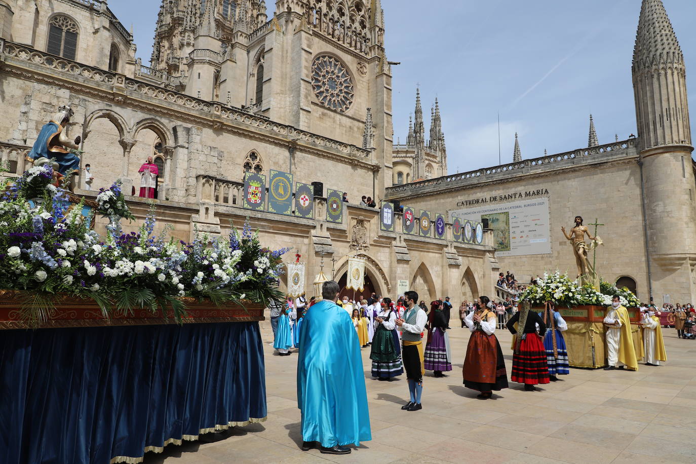 Las jotas, los tambores y las campanillas han acompañado a los cofrades descubiertos en el Domingo de Resurrección en Burgos