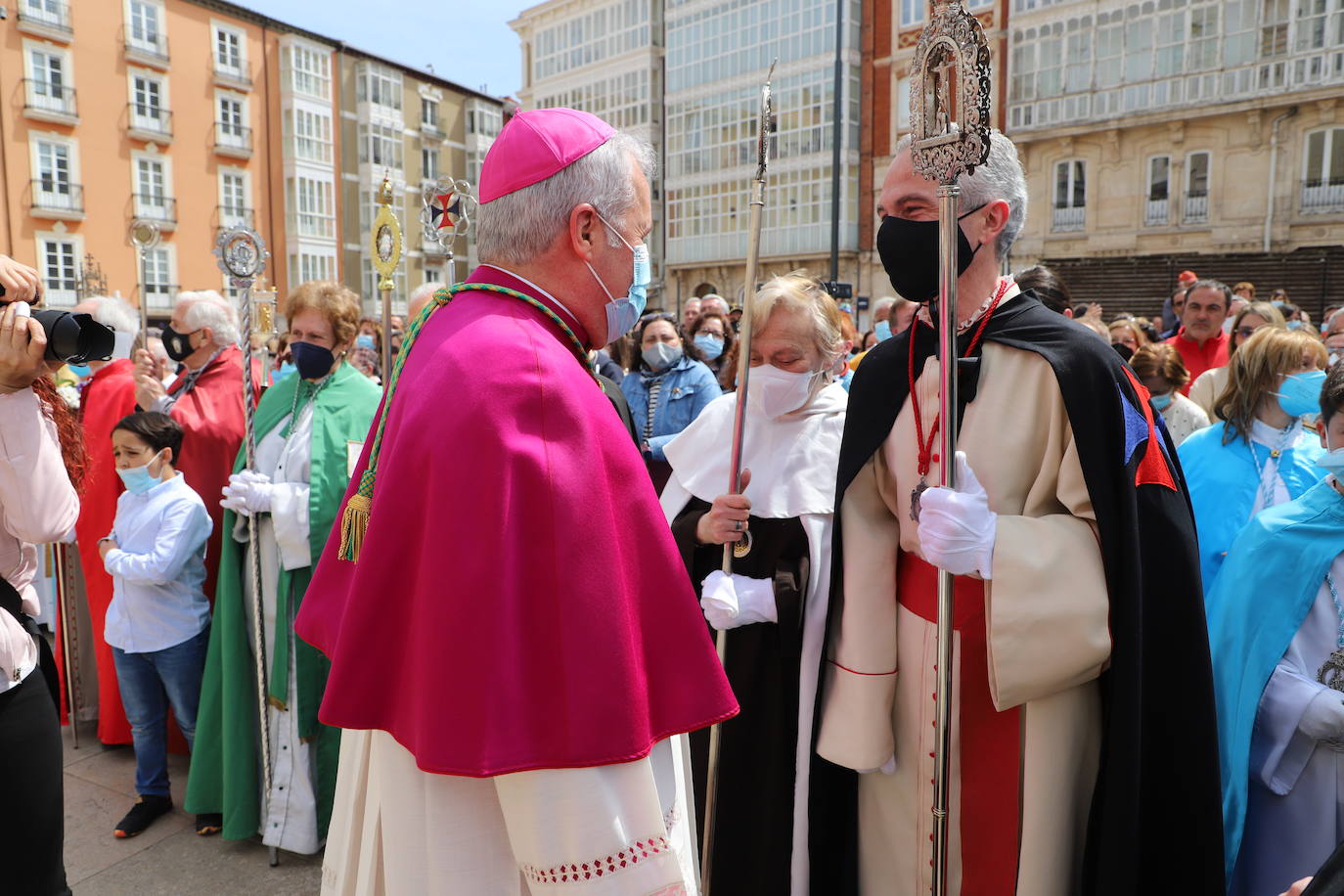 Las jotas, los tambores y las campanillas han acompañado a los cofrades descubiertos en el Domingo de Resurrección en Burgos