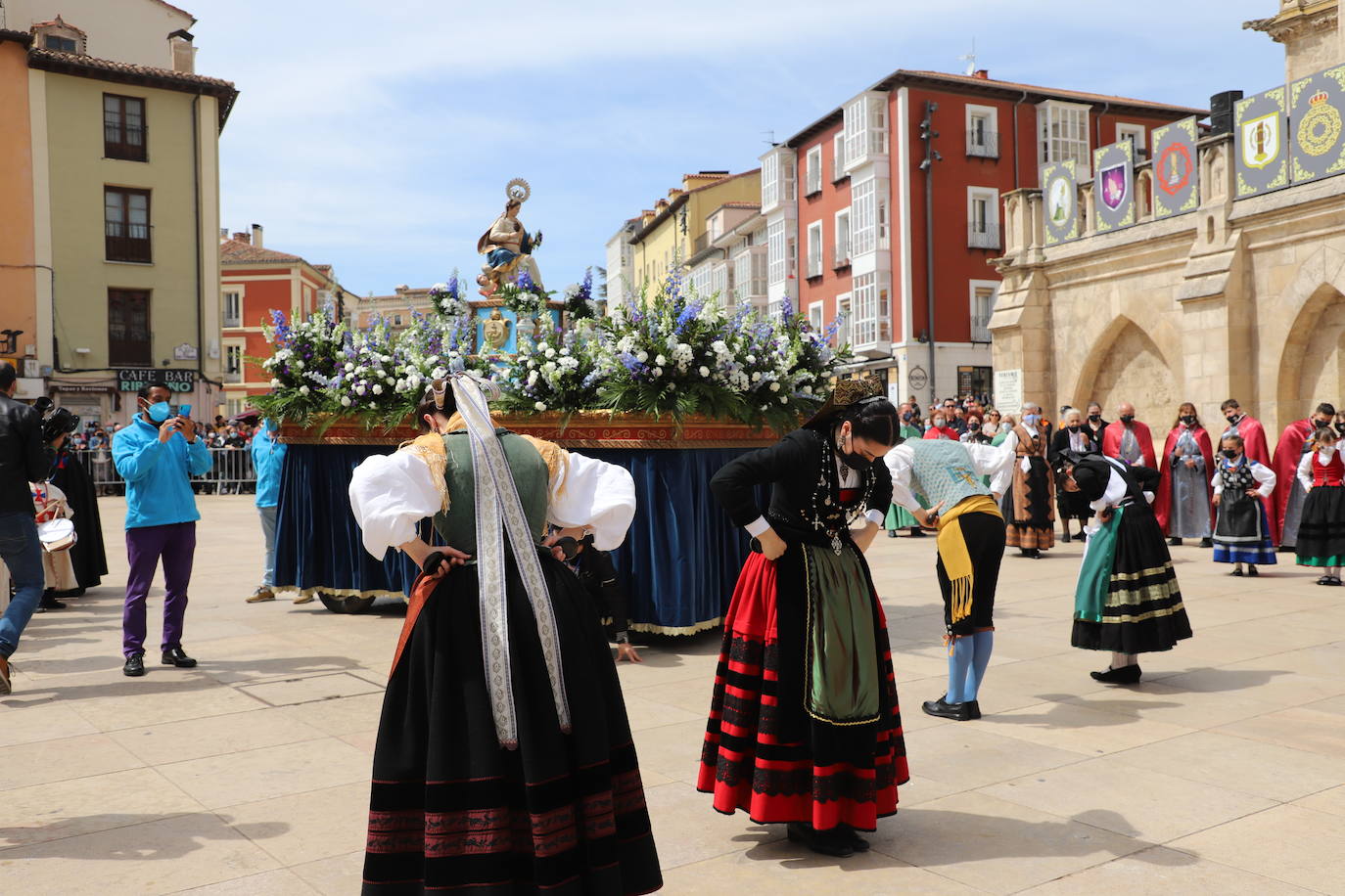 Las jotas, los tambores y las campanillas han acompañado a los cofrades descubiertos en el Domingo de Resurrección en Burgos