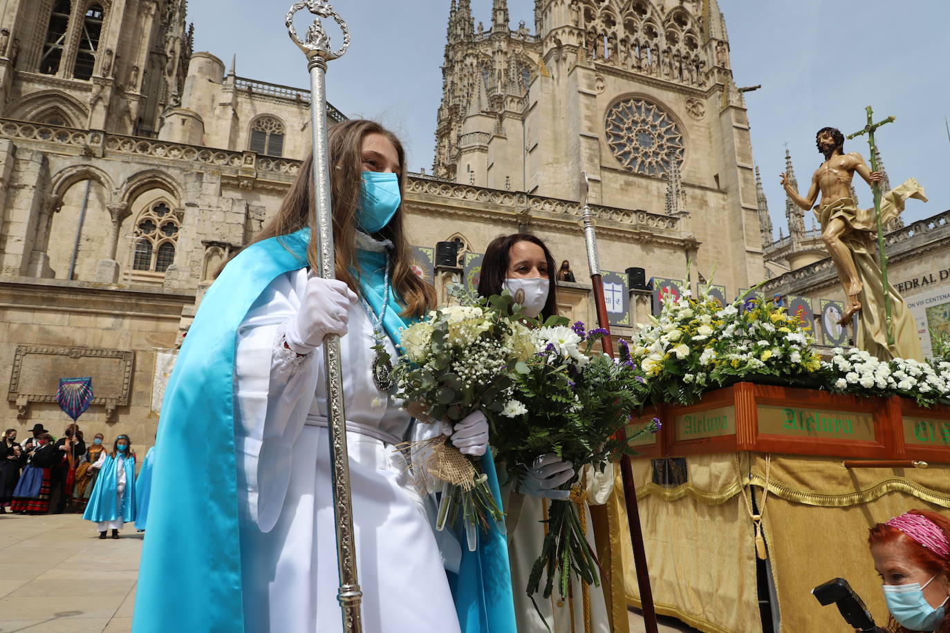 Las jotas, los tambores y las campanillas han acompañado a los cofrades descubiertos en el Domingo de Resurrección en Burgos