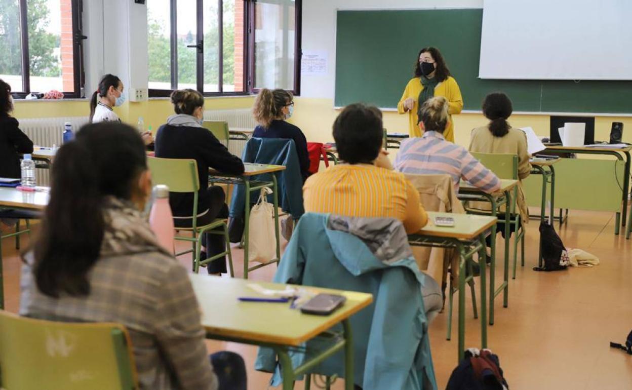 Imagen de archivo de una profesora impartiendo clase a sus alumnos