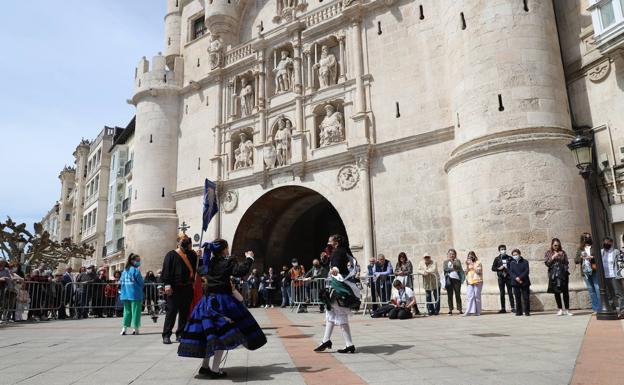 Galería. Dos pequeñas bailan danzas castellanas a la Virgen de la Alegria frente al Arco de Santa María