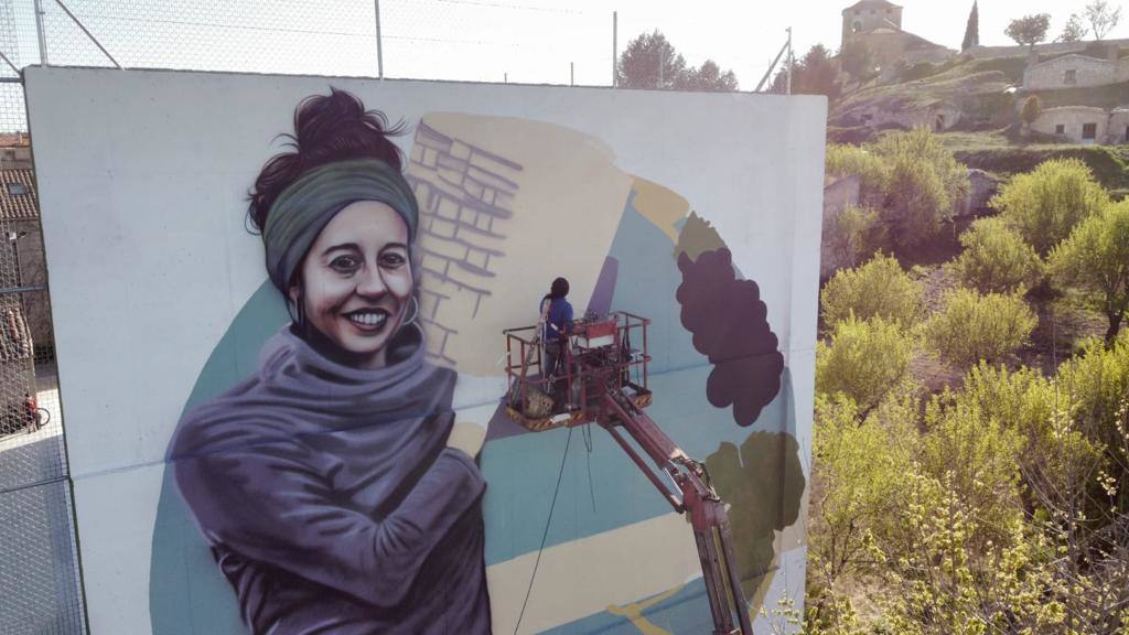 El artista Nano Lázaro trabajando en el impresionante mural de Moradillo de Roa.