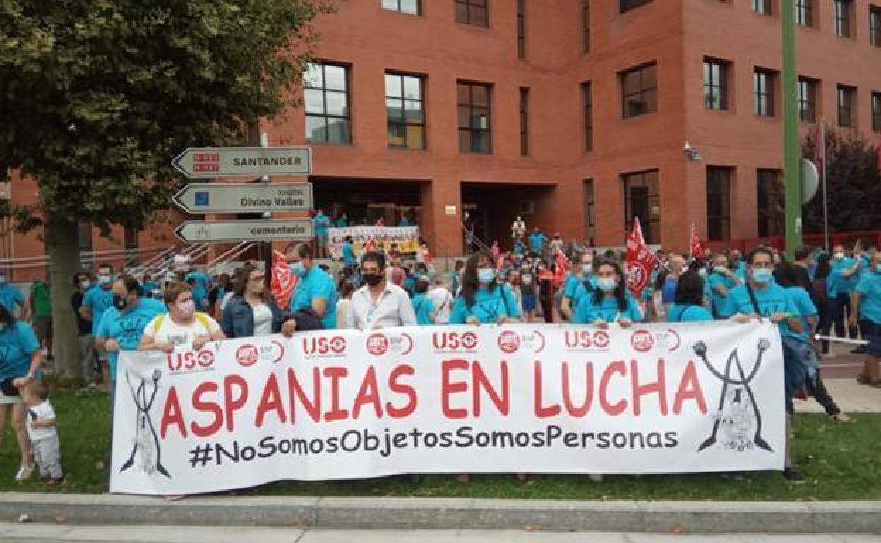 Foto de archivo de una protesta de trabajadores de Aspanias ante la Junta en Burgos.