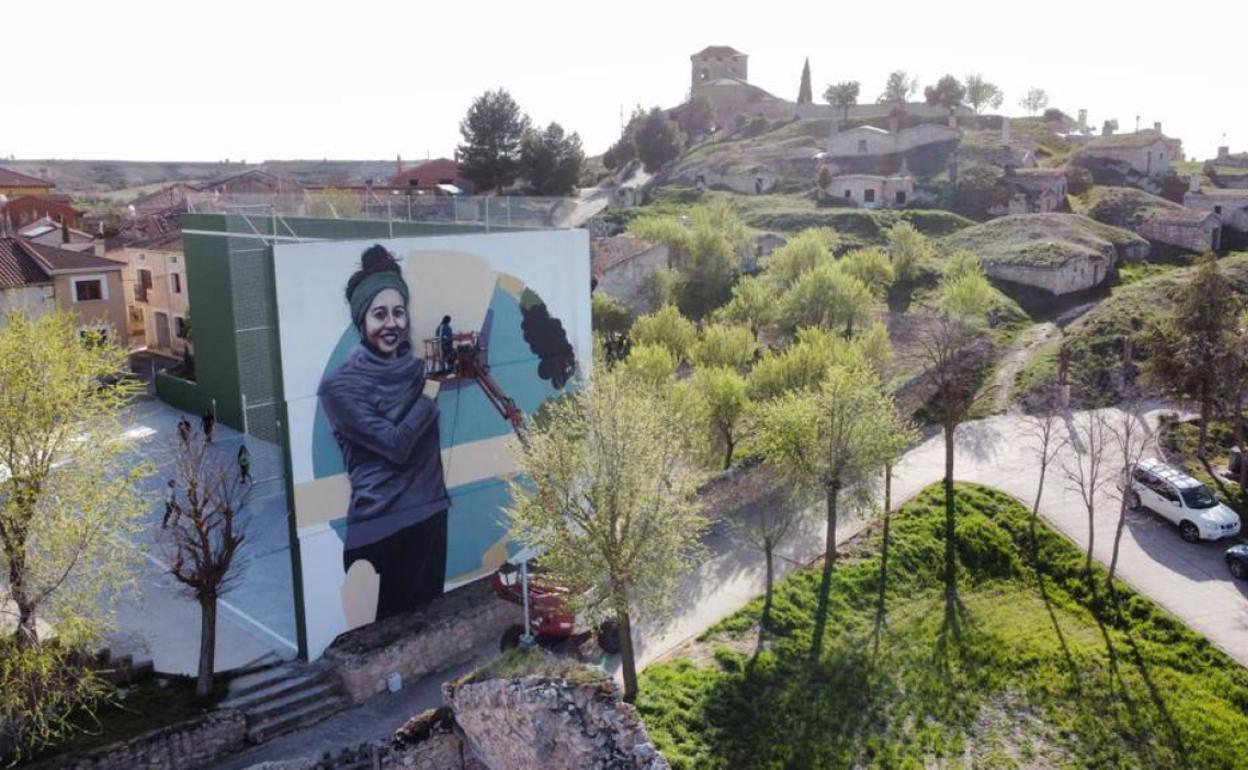 El gran mural homenajea la cultura del vino en el corazón de la Ribera del Duero.