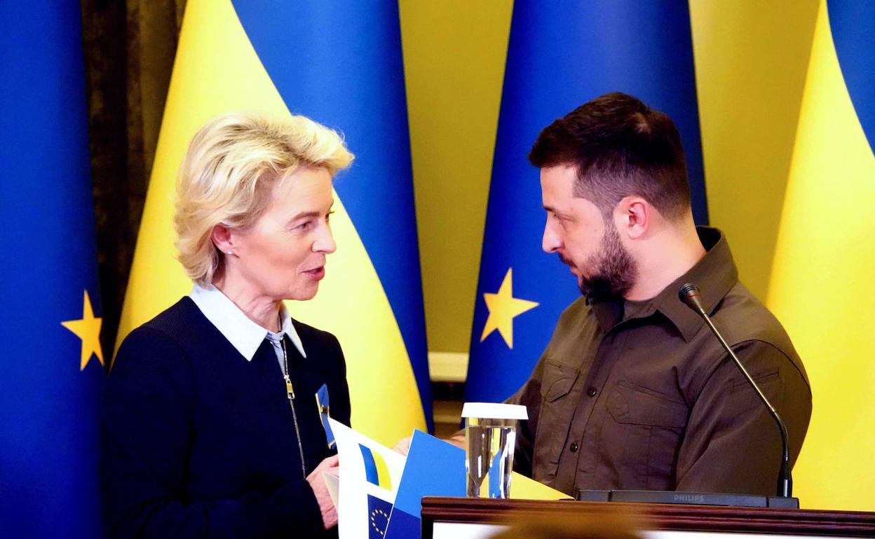 La presidenta de la Comisión Europea, Ursula Von der Leyen, junto al presidente de Ucrania, Volodimir Zelenski. 