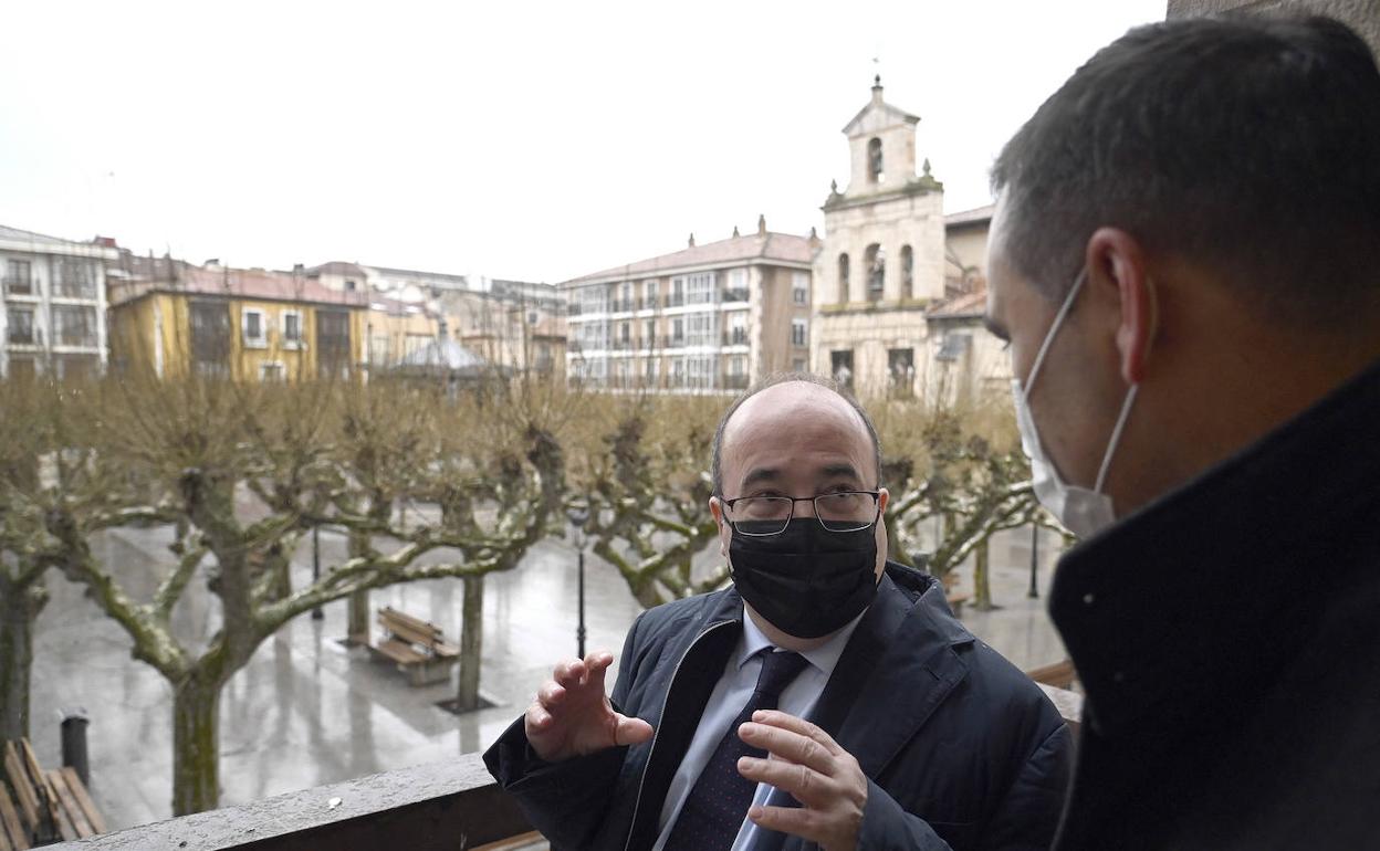 Miquel Iceta en su visita a Briviesca. 